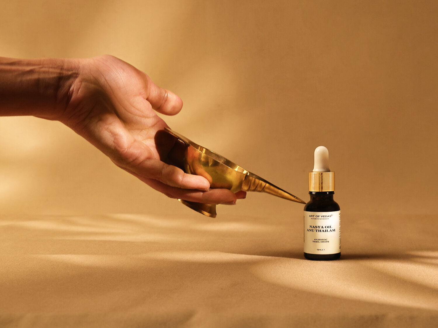Anu Thailam näsolja med en Kansa-ritualskål för professionella konton hos Shop Ayurveda EU